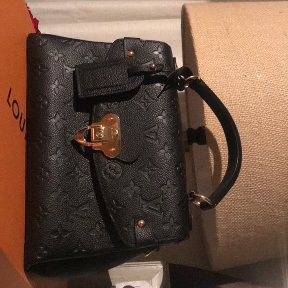 Louis Vuitton - Picture 3 of 8